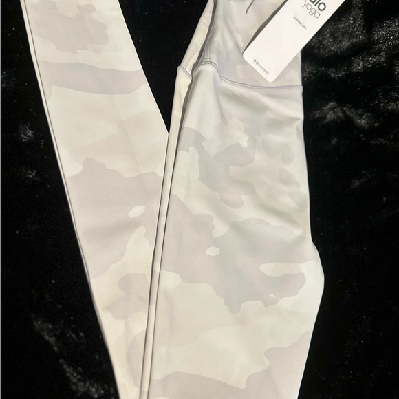 BRAND NEW ALO CAMO LEFGINGS - Picture 1 of 3